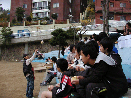 자~ 배고픈 사람~ 받아라~ 